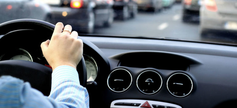 Qué papeles obligatorios debe llevar el conductor de un auto