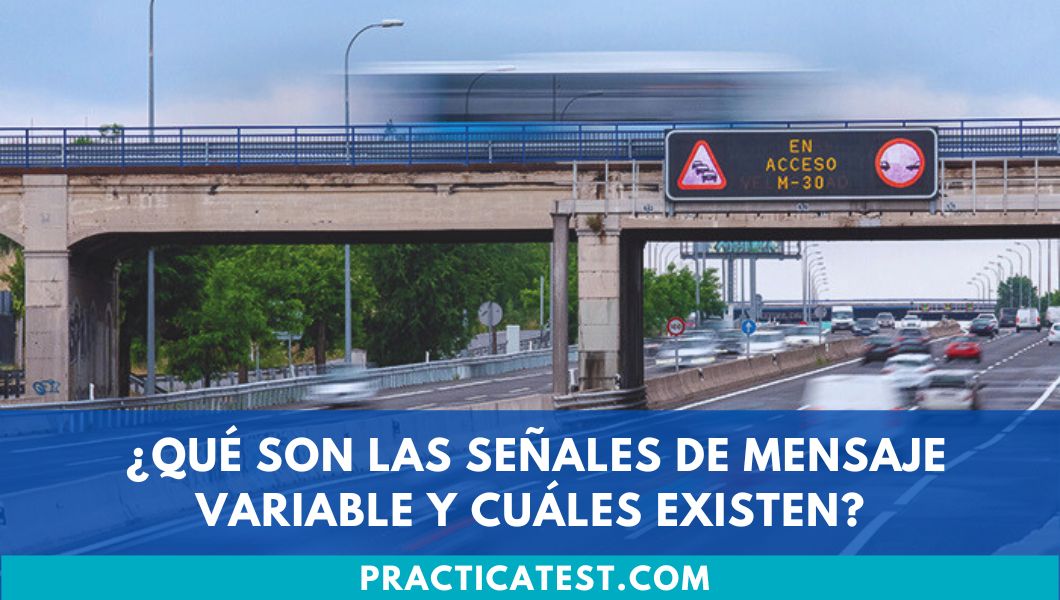 Panel de mensaje variable mostrando información de tráfico en carretera