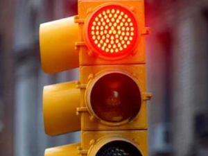 Ademas de la luz roja de un semáforo, ¿Qué otra luz obliga a detenerse a  los vehículos antes de entrar en un cruce?