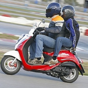 un ciclomotor de 2 ruedas homologado para dos personas, ¿qué ocupantes deben utilizar el casco de protección?