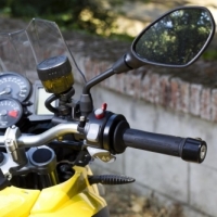 Cuando parecía que los espejos retrovisores en moto no se podían
