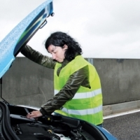 La DGT te pone a prueba: ¿cuántos chalecos reflectantes tienes la  obligación de llevar en el coche?