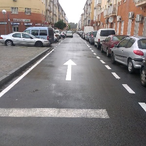 On which side is parking permitted on a one-way urban route?