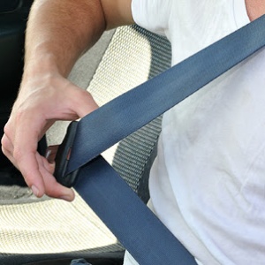 Por ley Bienes diversos lecho La cinta torácica del cinturón de seguridad, debe pasar sobre…