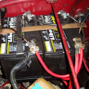 Si la tensión para accionar el motor arranque de 24 voltios, ¿cómo conectará dos baterías de 12 voltios para conseguirlos?